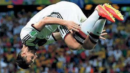 Alter Hüpfer. Mit 36 Jahren war Klose der älteste deutsche Torschütze – und sprang trotzdem den Salto. Foto: Reuters