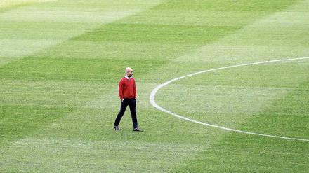 Allein auf weiter Wiese. Pep Guardiola, scheidender Trainer des FC Bayern München.
