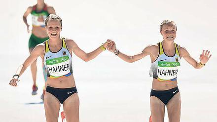Hand in Hand anstatt schnell fürs Land? Anna und Lisa Hahner beim Marathon-Zieleinlauf. 