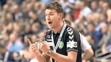 Er denkt mit seinen Fingern. Christian Prokop ist ein Handball-Verrückter. Foto: Imago/Nordphoto