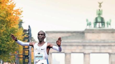 Profiteur einer überragenden Trainingsgruppe. Eliud Kipchoge peilt nach 2017 und 2015 erneut den Sieg an. Die Philosophie des Kenianers wollen nun auch die Berliner Marathon-Veranstalter für ein deutsches Team übernehmen.