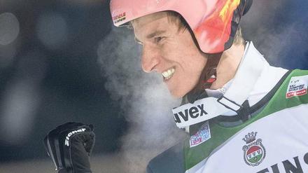 Gewonnen! Skispringer Karl Geiger freut sich in Engelberg über seinen ersten Weltcup-Sieg. Geiger gilt als Mitfavorit bei der Vierschanzentournee.