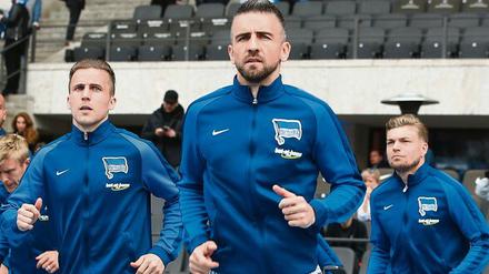 Auslaufmodelle? Petar Pekarik (l.) und Vedad Ibisevic (Mitte) bleiben vielleicht doch in Berlin. Für Alexander Esswein ist das Kapitel Hertha hingegen nach der Saison beendet. 