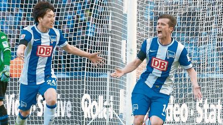 Valentin Stocker (re.) von Hertha BSC wird gegen Augsburg vermutlich wieder in der Startelf stehen. 
