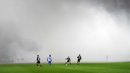 Viel Rauch um nichts. Wolfsburger Fans zünden Pyrotechnik im Fanblock.
