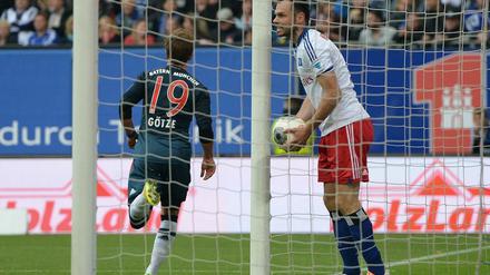Symbolcharakter: Bayerns Götze dreht nach dem Münchener 1:0 jubelnd ab, Hamburgs Westermann hadert.