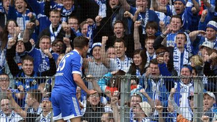Jubiläum zum Feiern: Huntelaar (vorn) traf in seinem 100. Bundesligaspiel für Schalke zum 2:0.