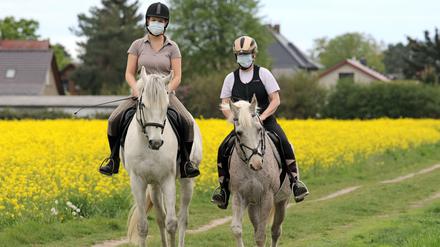 Schutz muss sein: Wer reiten geht, wie diese beiden Sportsfreundinnen in Brandenburg, sollte sich natürlich auch an die Hygieneregeln halten.