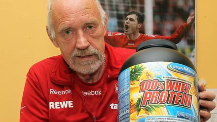 Dieter Trzolek, Physiotherapeut beim 1. FC Köln, zeigt die proteinreiche Sportlernahrung seiner Spieler. 