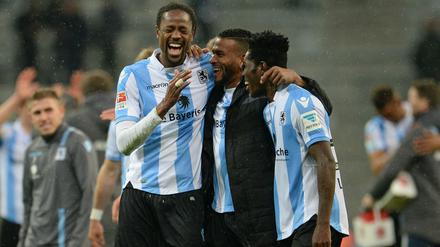 Ging doch.. Abdoulaye Ba (l-r), Amilton und Lumor von München feiern den 2:0-Sieg. 