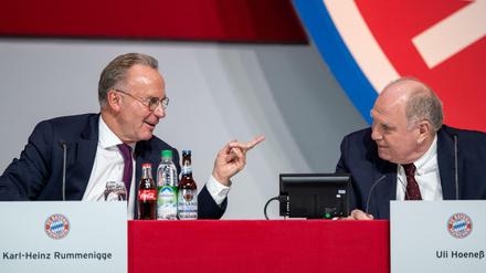 Wie geht es weiter mit den Bayern? Uli Hoeneß (r.) kann sich Oliver Kahn gut in einer Führungsposition vorstellen.