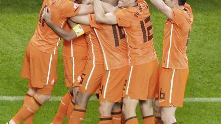 Der Wohnwagen bleibt auf Südafrikas WM-Campingplatz. Die Niederländer ziehen mit einem 3:2 über Uruguay ins Finale ein.