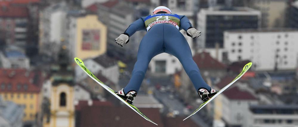 Überflieger: Karl Geiger überzeugt auch beim Springen in Innsbruck.