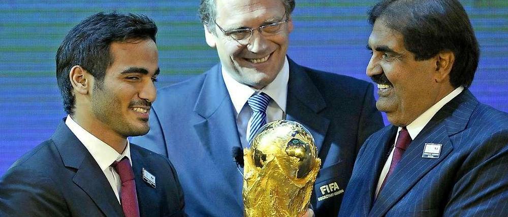Dezember 2010: Fifa-Generalsekretär Valcke (M.) bei der WM-Vergabe mit dem Emir von Katar, Scheich Hamad bin Khalifa al Thani (r.), und dem Bewerbungschef Katars, Mohammed bin Hamad al Thani. 