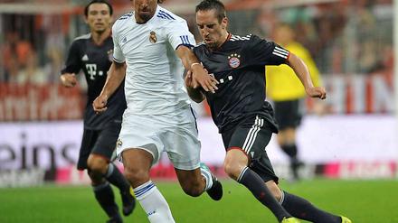 Noch gewöhnungsbedürftig: Der frühere Stuttgarter Sami Khedira im Real-Trikot im Zweikampf mit Bayern-Star Franck Ribéry.