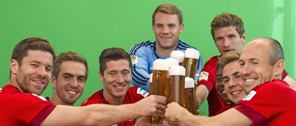 Proost, salut, zdrowie: Die Bayern-Spieler sprechen künftig eine Sprache.