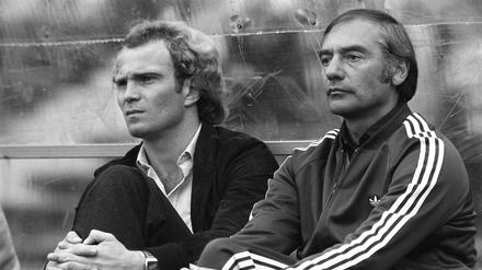 Manager Uli Hoeneß (l.) und Trainer Pal Csernai während eines Bundesligaspiels gegen Leverkusen im August 1979. 