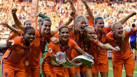 Feier beim Nachbarn. Die Spielerinnen aus den Niederlanden jubeln mit dem Pokal über ihren Sieg. 