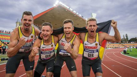 Die Deutschen Reinhold Bötzel, Felix Streng, Markus Rehm und Johannes Floors feiern im Ziel ihre Goldmedaille in der Staffel. 