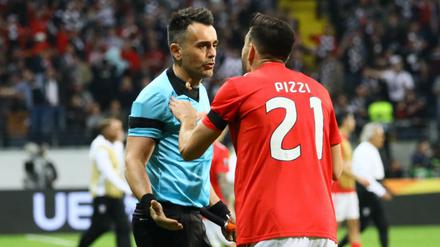 Da gab es etwas zu diskutieren. Pizzi (Benfica Lissabon) beschwert sich beim Schiedsrichter. 