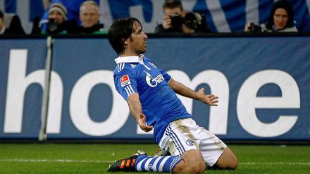 Schalke-Stürmer Raul erzielte die ersten drei Treffer beim 5:0-Heimsieg über werder Bremen.