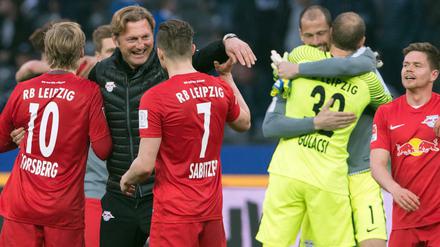 So feiert ein Champions-League-Teilnehmer. RB Leipzig mit Trainer Hasenhüttl hat aus den vorhandenen Möglichkeiten das Optimale herausgeholt.