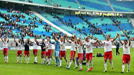 Nah am Ziel: Leipziger Spieler bedanken sich nach ihrem 1:0 Sieg über Darmstadt bei ihren Fans.