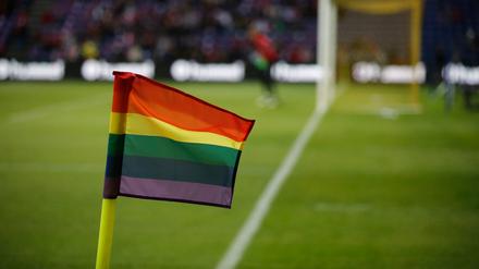 Eine Regenbogenfahne als Zeichen gegen Homophobie dient als Eckfahne (Symbolbild).
