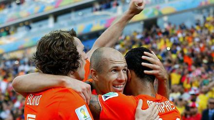Mittendrin: Arjen Robben machte ein starkes Spiel gegen Chile und legte das 2:0 von Depay vor.
