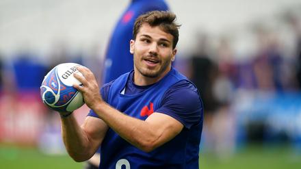 Der Kapitän der französischen Nationalmannschaft, Antoine Dupont, hat sich von seiner Verletzung erholt und ist nun wieder voll einsatzfähig.