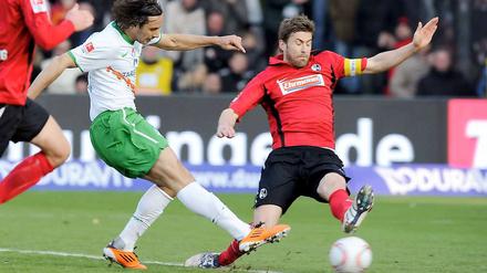 Freiburgs Heiko Butscher hat in dieser Situation keine Chance gegen Claudio Pizarro, der mit diesem Schuss den zweiten Bremer Treffer erzielt.