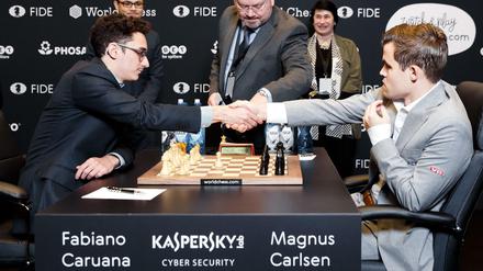 The same procedure as last time? The same procedure as every time. Fabiano Caruana (l.) und Magnus Carlsen teilen erneut die Punkte.