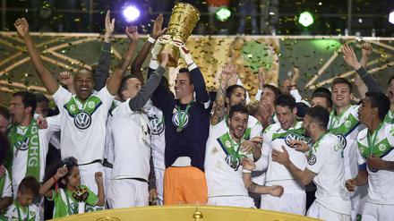 Hoch damit! Wolfsburgs Kapitän Diego Benaglio bekommt den Pokal zuerst.