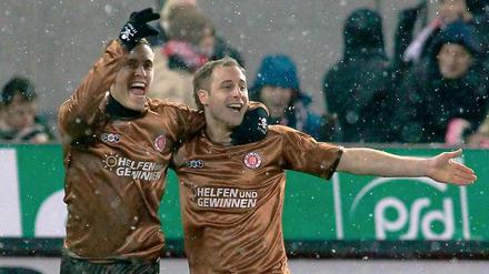  Max Kruse (l.) und Matthias Lehmann feiern den Sieg St. Paulis.