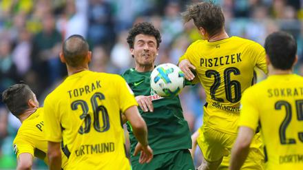 Werders Thomas Delaney (grünes Trikot) machte wie so oft ein starkes Spiel. 