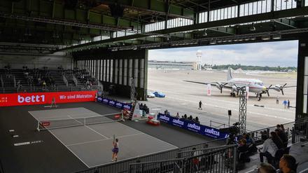 Stiller Beobachter. Der Rosinenbomber vor dem Hangar 6 des Flughafen Tempelhofs liefert die perfekte Kulisse für ein besonderes Tennisvergnügen.