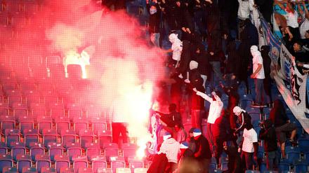 Rostocker Anhänger zündeten während des DFB-Pokalspiels im Ostseestadion Sitze und ein Banner des Gegners Hertha BSC an. 