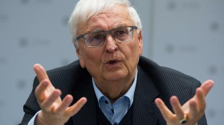 Not amused: Der frühere DFB-Präsident Theo Zwanziger gibt seine Verdienstorden zurück.