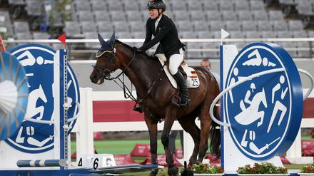 Annika Schleu und das ihr zugeloste Pferd Saint Boy 2021 bei den Olympischen Spielen in Tokio.