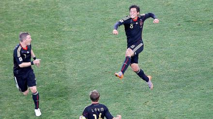 Diesmal trifft er. Mesut Özil schießt Deutschland mit 1:0 in Führung.