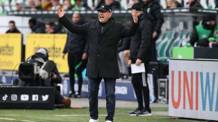 Unions Trainer Urs Fischer muss seine Mannschaft bald auf das Pokal-Halbfinale bei RB Leipzig vorbereiten.