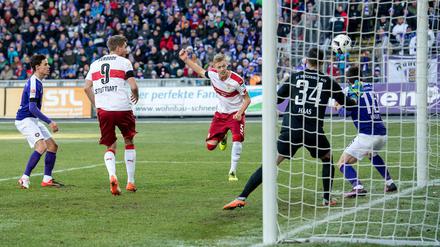 Timo Baumgartl (Bildmitte) trifft zum 1:0 für Stuttgart. Das war dann schon die halbe Miete für den VfB in Aue.