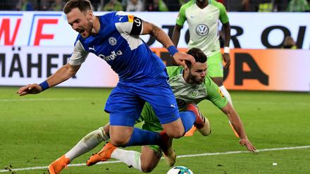 Mit harten Bandagen: Wolfsburgs Renato Steffen (r) und Kiels Rafael Czichos kämpfen um den Ball. 
