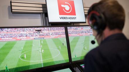 Der Videobeweis ist in der Bundesliga schon Standard - wenn auch ein durchaus umstrittener.