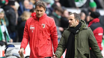 Augsburgs Trainer Manuel Baum (r) und Ex-Nationaltorhüter Jens Lehmann müssen sich einen neuen Job suchen.