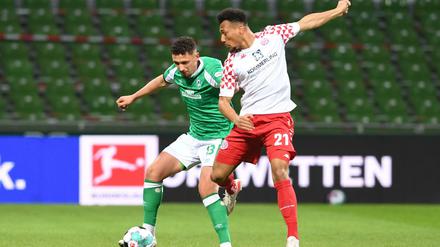 Werders Milos Veljkovic (li.) kämpft mit dem Mainzer Karim Onisiwo um den Ball. 