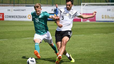 Alt gegen jung. Weltmeister Mats Hummels (r.) im Zweikampf mit U-20-Nationalspieler Johannes Eggestein.