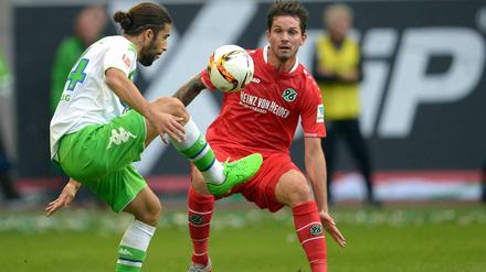 Festgespielt: Wolfsburgs Ricardo Rodriguez (li.) gegen Hannovers Leon Andreasen.