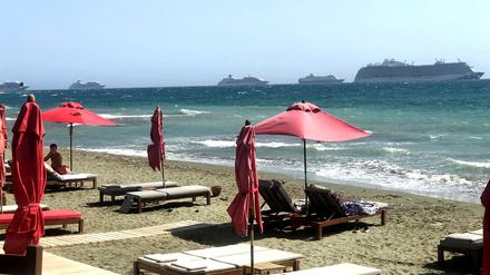 Der Strand vor Limassol ist kaum gefüllt - ebenso die Kreuzfahrtschiffe, die vor der Küste vor Anker liegen, weil sie derzeit nicht gebraucht werden. 
