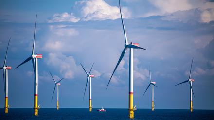 Windräder stehen in der Ostsee zwischen den Inseln Rügen und Bornholm (Dänemark) stehen.